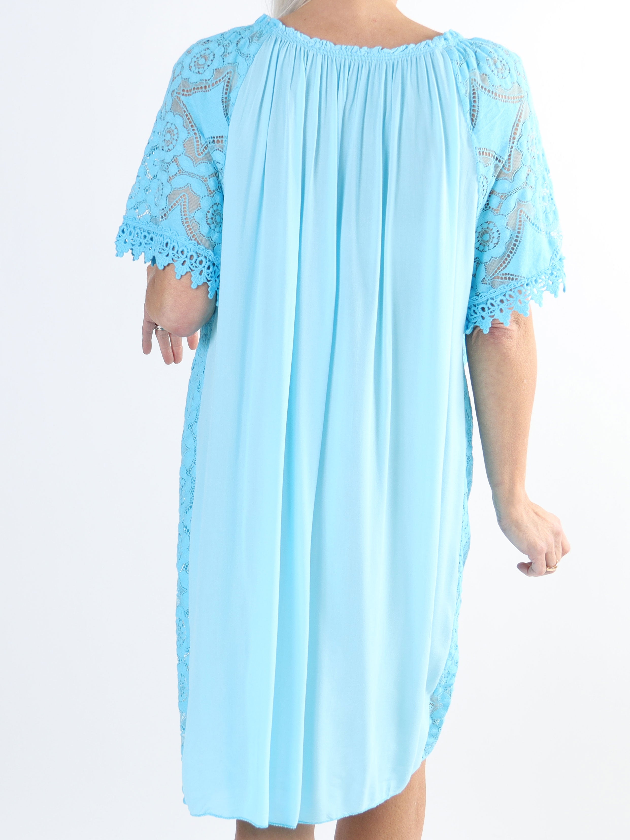 Thea - Plus size blondekjole med elastikkant i udskæringen